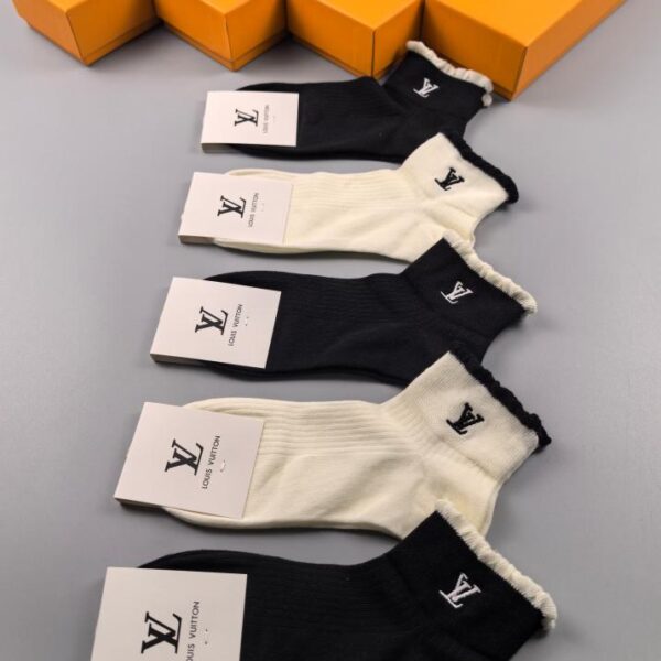 designer,replica,clothing,fake,1:1,lv,luxury,high quality New LV socks, high quality, very comfortable, sweat-absorbent, breathable and non-slip, same style for men and women, five pairs in a box (3B94)