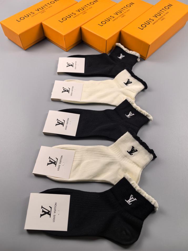 designer,replica,clothing,fake,1:1,lv,luxury,high quality New LV socks, high quality, very comfortable, sweat-absorbent, breathable and non-slip, same style for men and women, five pairs in a box (3B94) designer,replica,clothing,fake,1:1,lv,luxury,high quality New LV socks, high quality, very comfortable, sweat-absorbent, breathable and non-slip, same style for men and women, five pairs in a box (3B94)