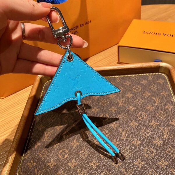 designer,replica,clothing,fake,1:1,lv,luxury,high quality Louis Vuitton “Hold a kite and explore Paris” bag charms keychain