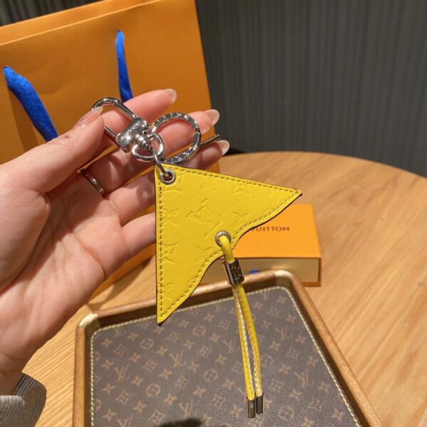 designer,replica,clothing,fake,1:1,lv,luxury,high quality Louis Vuitton “Hold a kite and explore Paris” bag charms keychain
