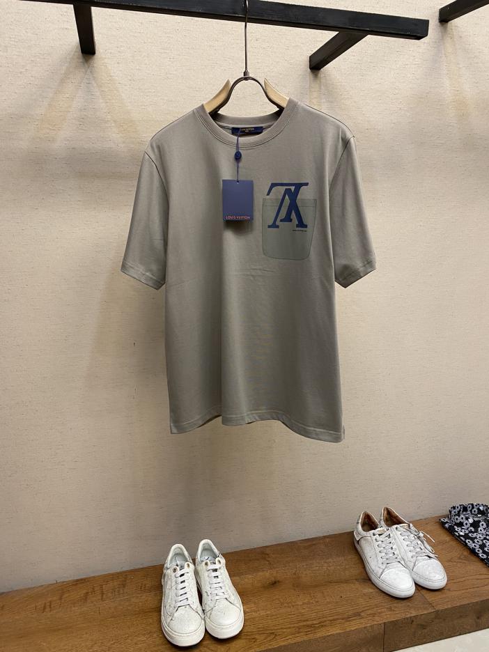 designer,replica,clothing,fake,1:1,lv,luxury,high quality Louis Vuitton Early Autumn Vuiton Forever Logo Print Fashion Short Sleeve T-shirt designer,replica,clothing,fake,1:1,lv,luxury,high quality Louis Vuitton Early Autumn Vuiton Forever Logo Print Fashion Short Sleeve T-shirt