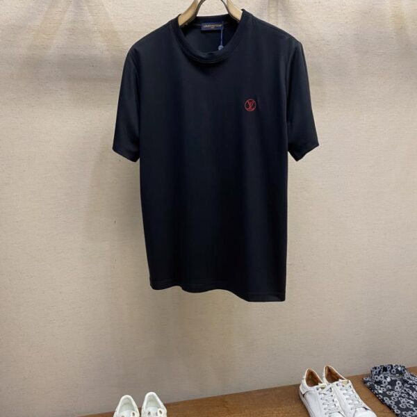 designer,replica,clothing,fake,1:1,lv,luxury,high quality Louis Vuitton Big V Red Classic Badge Embroidered Short Sleeve T-shirt