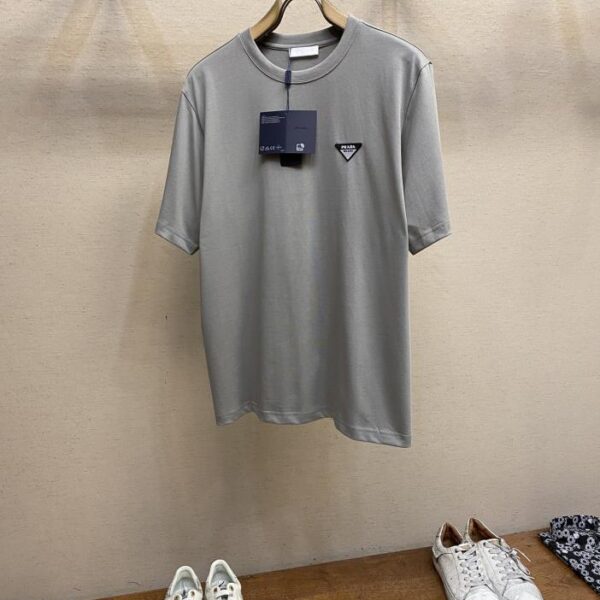 designer,replica,clothing,fake,1:1,lv,luxury,high quality Prada Early Fall New Four-color Triangular Silicone Badge Logo Short Sleeve T-shirt