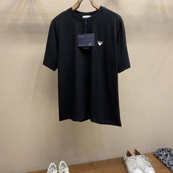 designer,replica,clothing,fake,1:1,lv,luxury,high quality Prada Early Fall New Four-color Triangular Silicone Badge Logo Short Sleeve T-shirt