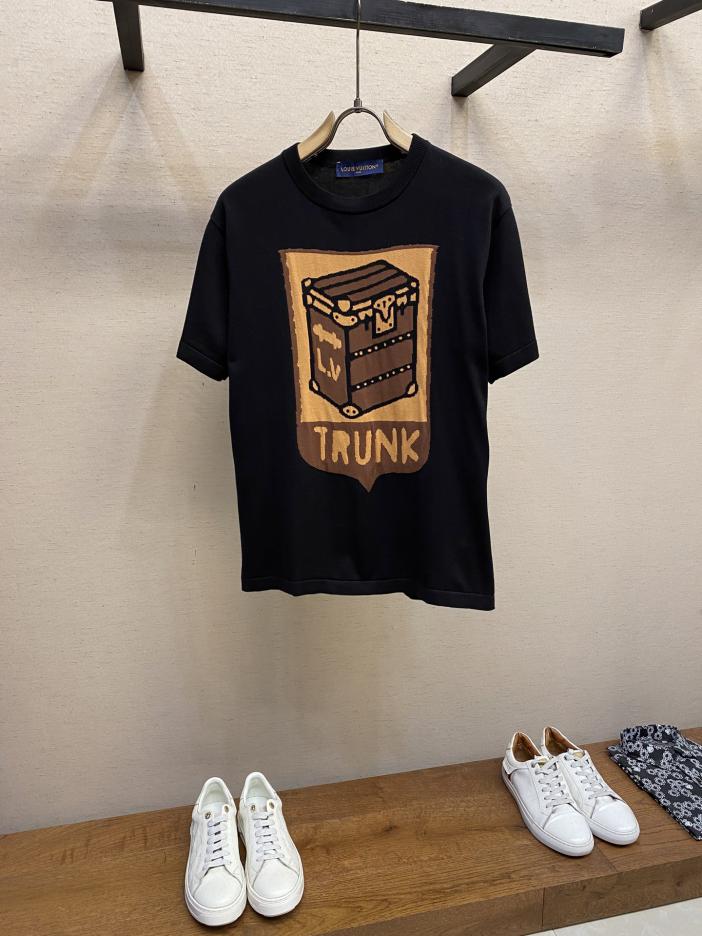 designer,replica,clothing,fake,1:1,lv,luxury,high quality Louis Vuitton Spring/Summer new Pharrell joint series dark brown box patch men’s round neck short-sleeved T-shirt designer,replica,clothing,fake,1:1,lv,luxury,high quality Louis Vuitton Spring/Summer new Pharrell joint series dark brown box patch men’s round neck short-sleeved T-shirt