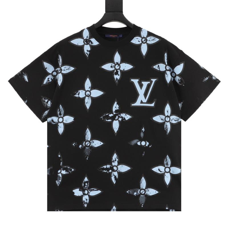 designer,replica,clothing,fake,1:1,lv,luxury,high quality Louis Vuitton full print monogram four-leaf clover rendering short-sleeved T-shirt (8273) designer,replica,clothing,fake,1:1,lv,luxury,high quality Louis Vuitton full print monogram four-leaf clover rendering short-sleeved T-shirt (8273)