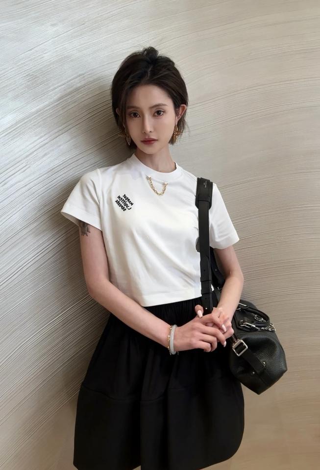designer,replica,clothing,fake,1:1,lv,luxury,high quality Louis Vuitton summer new letter embroidered short-sleeved T-shirt classic embroidered letters on the chest designer,replica,clothing,fake,1:1,lv,luxury,high quality Louis Vuitton summer new letter embroidered short-sleeved T-shirt classic embroidered letters on the chest