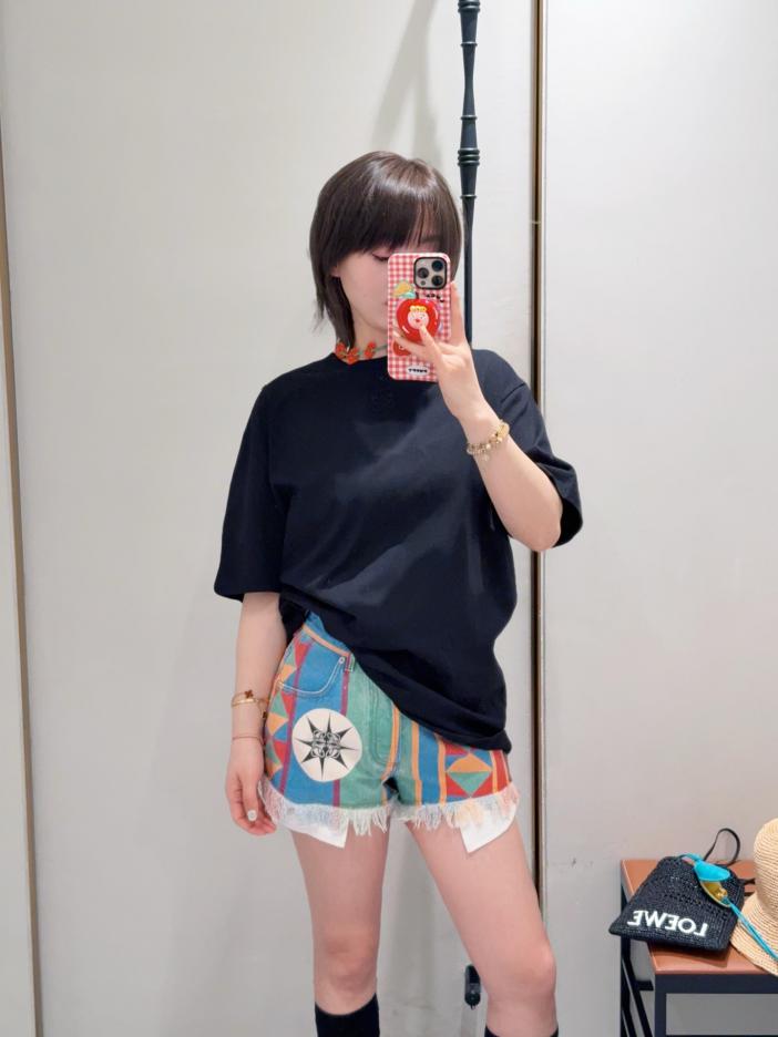 designer,replica,clothing,fake,1:1,lv,luxury,high quality Loew 25Ss Spring and Summer New Style Micro Logo Embroidery Cute T-shirt with Flowery Neck designer,replica,clothing,fake,1:1,lv,luxury,high quality Loew 25Ss Spring and Summer New Style Micro Logo Embroidery Cute T-shirt with Flowery Neck