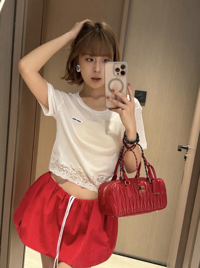 designer,replica,clothing,fake,1:1,lv,luxury,high quality Miu Miu summer new round neck micro logo knitted T-shirt hem lace stitching designer,replica,clothing,fake,1:1,lv,luxury,high quality Miu Miu summer new round neck micro logo knitted T-shirt hem lace stitching