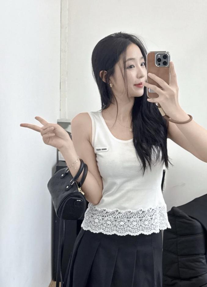 designer,replica,clothing,fake,1:1,lv,luxury,high quality Miu Miu summer new round neck micro logo knitted vest hem lace stitching designer,replica,clothing,fake,1:1,lv,luxury,high quality Miu Miu summer new round neck micro logo knitted vest hem lace stitching