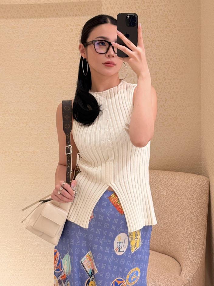 designer,replica,clothing,fake,1:1,lv,luxury,high quality Louis Vuitto 25Ss Spring/Summer new Flight Mode series slit slim knitted vest top designer,replica,clothing,fake,1:1,lv,luxury,high quality Louis Vuitto 25Ss Spring/Summer new Flight Mode series slit slim knitted vest top