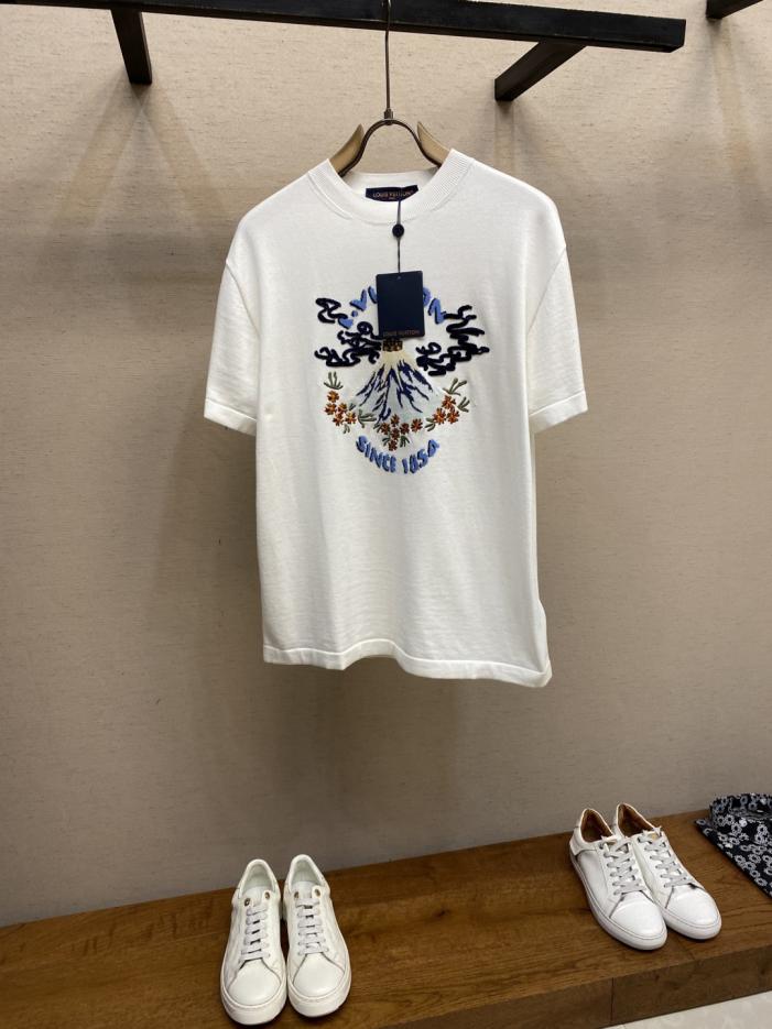 designer,replica,clothing,fake,1:1,lv,luxury,high quality LV Nigo co-branded volcano embroidered knitted short-sleeved T-shirt (W0FBP) designer,replica,clothing,fake,1:1,lv,luxury,high quality LV Nigo co-branded volcano embroidered knitted short-sleeved T-shirt (W0FBP)