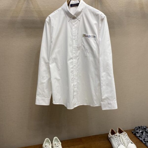 designer,replica,clothing,fake,1:1,lv,luxury,high quality LV Early Fall Collection cotton shirt features a gradient Louis Vuitton logo on the chest pocket with colorful rhinestones (0E39H)