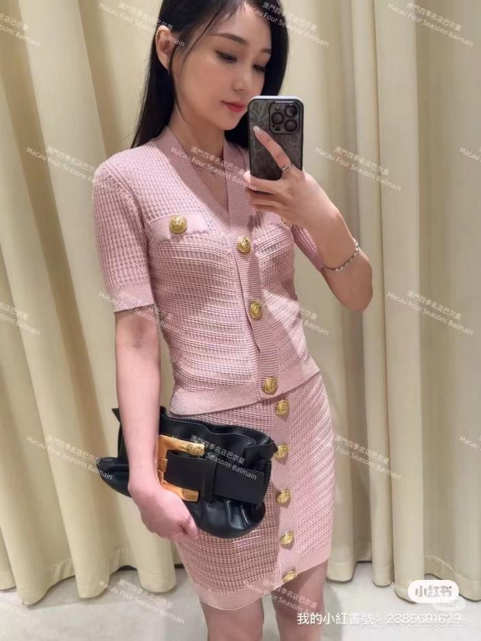 designer,replica,clothing,fake,1:1,lv,luxury,high quality Balmain’s new deep V classic lion pattern buttoned knitted ice silk short-sleeved suit in delicate pink (YVX7B) designer,replica,clothing,fake,1:1,lv,luxury,high quality Balmain’s new deep V classic lion pattern buttoned knitted ice silk short-sleeved suit in delicate pink (YVX7B)
