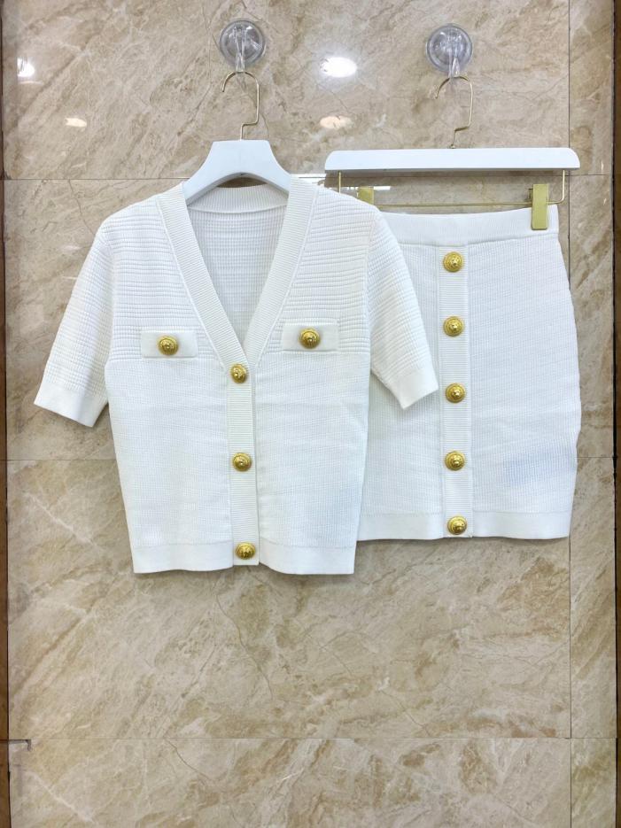 designer,replica,clothing,fake,1:1,lv,luxury,high quality Balmain’s new deep V classic lion pattern buttoned knitted ice silk short-sleeved suit in classic white (O3SJL) designer,replica,clothing,fake,1:1,lv,luxury,high quality Balmain’s new deep V classic lion pattern buttoned knitted ice silk short-sleeved suit in classic white (O3SJL)