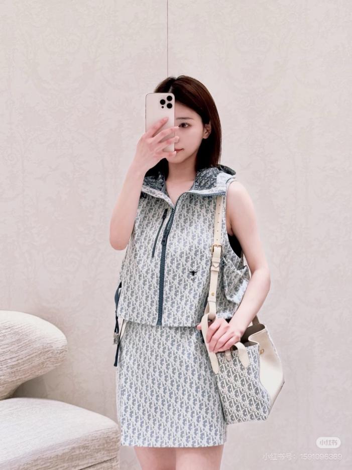designer,replica,clothing,fake,1:1,lv,luxury,high quality CD — MissD’s latest spring and summer collection: blue and white classic floral hooded vest jacket (QKO10) designer,replica,clothing,fake,1:1,lv,luxury,high quality CD — MissD’s latest spring and summer collection: blue and white classic floral hooded vest jacket (QKO10)