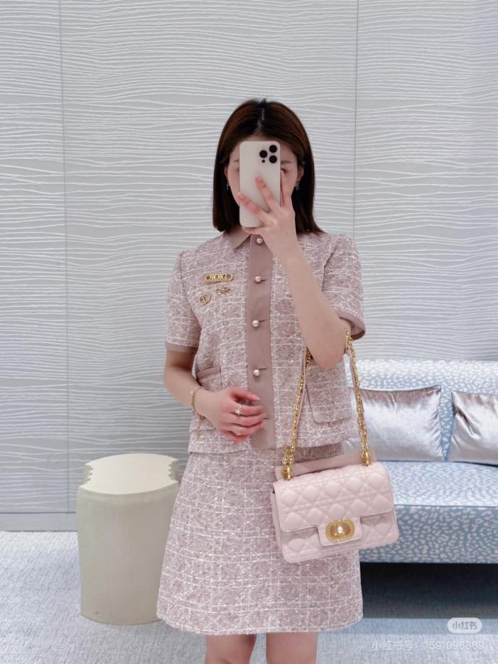 designer,replica,clothing,fake,1:1,lv,luxury,high quality Elegant lady temperament CD early autumn latest diamond woven suit lapel short sleeve woven jacket (IKBJJ) designer,replica,clothing,fake,1:1,lv,luxury,high quality Elegant lady temperament CD early autumn latest diamond woven suit lapel short sleeve woven jacket (IKBJJ)