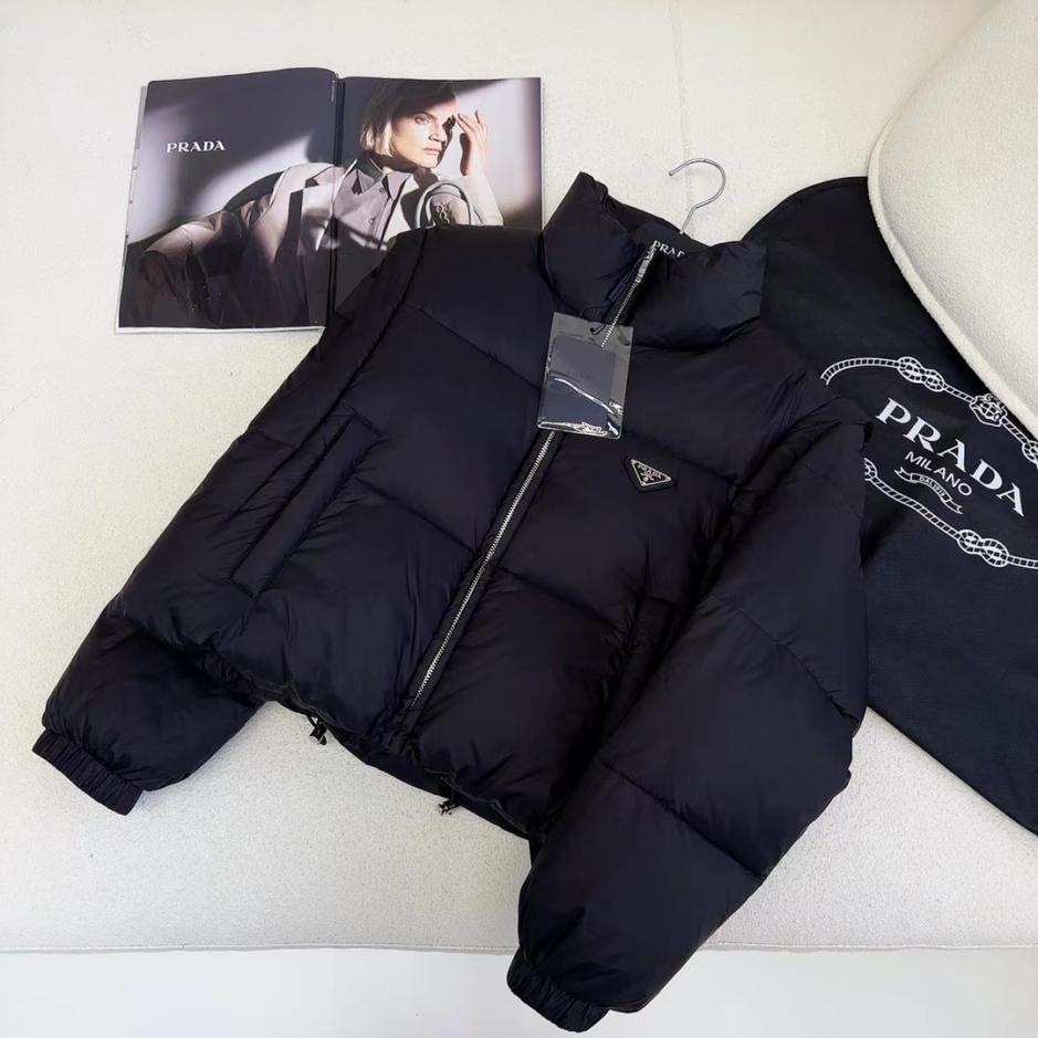designer,replica,clothing,fake,1:1,lv,luxury,high quality Original quality Prada autumn and winter new arrival metal triangle label detachable sleeve short down jacket (H885K) designer,replica,clothing,fake,1:1,lv,luxury,high quality Original quality Prada autumn and winter new arrival metal triangle label detachable sleeve short down jacket (H885K)