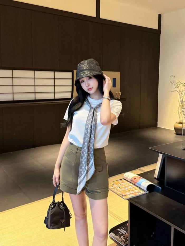 designer,replica,clothing,fake,1:1,lv,luxury,high quality Spring/Summer Collection LV New Classic Monogram Printed Silk Scarf Short Sleeve Crew Neck T-shirt 2 Colors (C2HGA) designer,replica,clothing,fake,1:1,lv,luxury,high quality Spring/Summer Collection LV New Classic Monogram Printed Silk Scarf Short Sleeve Crew Neck T-shirt 2 Colors (C2HGA)