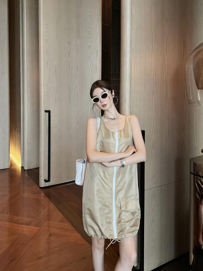 designer,replica,clothing,fake,1:1,lv,luxury,high quality Prada’s latest spring/summer collection: a stylish functional nylon sleeveless dress with contrasting zippers (DGCDQ) designer,replica,clothing,fake,1:1,lv,luxury,high quality Prada’s latest spring/summer collection: a stylish functional nylon sleeveless dress with contrasting zippers (DGCDQ)