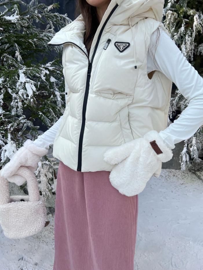 designer,replica,clothing,fake,1:1,lv,luxury,high quality Classic and simple, original quality Prada autumn and winter latest triangle label hooded down vest (UFCFD) designer,replica,clothing,fake,1:1,lv,luxury,high quality Classic and simple, original quality Prada autumn and winter latest triangle label hooded down vest (UFCFD)