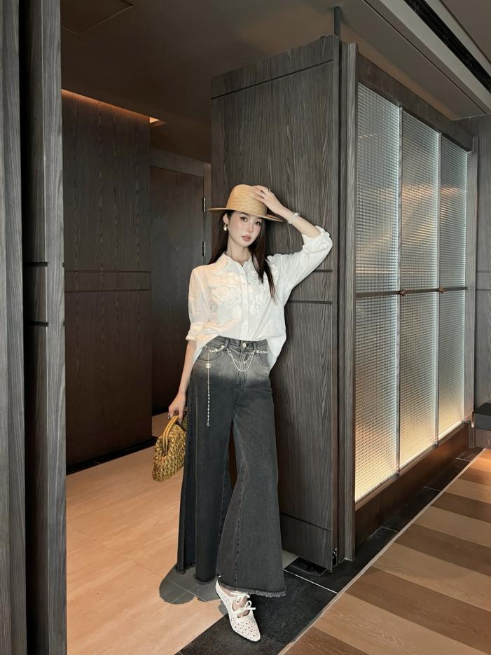 designer,replica,clothing,fake,1:1,lv,luxury,high quality Chanel’s latest early autumn metal waist chain embellished wide-leg jeans ((PiAGD) designer,replica,clothing,fake,1:1,lv,luxury,high quality Chanel’s latest early autumn metal waist chain embellished wide-leg jeans ((PiAGD)