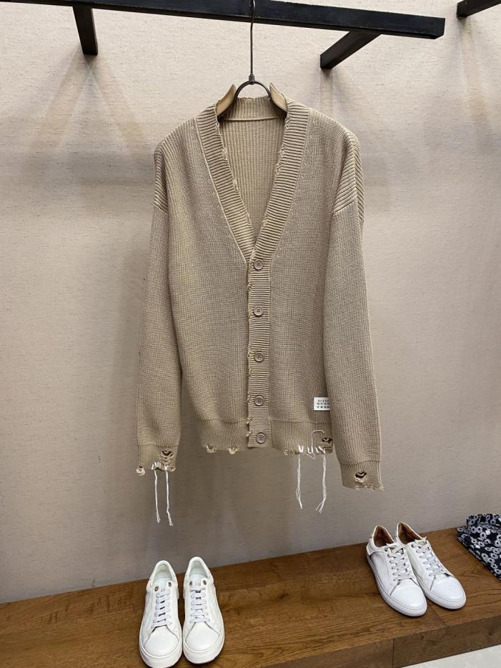 designer,replica,clothing,fake,1:1,lv,luxury,high quality Maison Margiela MM6 Autumn/Winter New Logo Raw Edge Cardigan Sweater designer,replica,clothing,fake,1:1,lv,luxury,high quality Maison Margiela MM6 Autumn/Winter New Logo Raw Edge Cardigan Sweater
