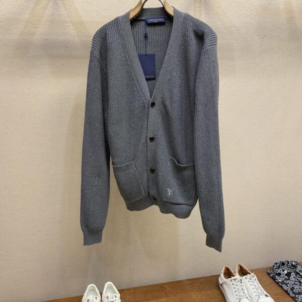 designer,replica,clothing,fake,1:1,lv,luxury,high quality LV new men’s capsule series gray stylish temperament simple high-end sense of all-match V-neck knitted cardigan