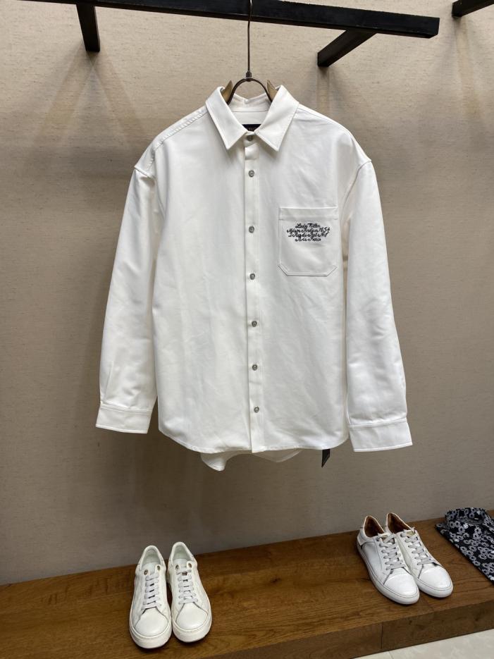 designer,replica,clothing,fake,1:1,lv,luxury,high quality LV Early Fall new shirt jacket, short front, long back, loose fit, exquisite dense needle embroidery, custom hardware logo buttons, oversized wide version, unisex style designer,replica,clothing,fake,1:1,lv,luxury,high quality LV Early Fall new shirt jacket, short front, long back, loose fit, exquisite dense needle embroidery, custom hardware logo buttons, oversized wide version, unisex style