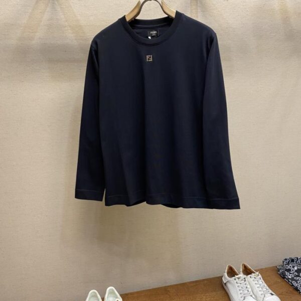 designer,replica,clothing,fake,1:1,lv,luxury,high quality Fendi Long-sleeved crew neck T-shirt Cotton long-sleeved T-shirt with metal FF appliqué under the neck (8KU5T)