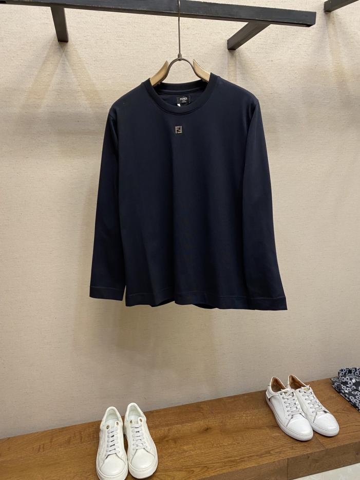 designer,replica,clothing,fake,1:1,lv,luxury,high quality Fendi Long-sleeved crew neck T-shirt Cotton long-sleeved T-shirt with metal FF appliqué under the neck (8KU5T) designer,replica,clothing,fake,1:1,lv,luxury,high quality Fendi Long-sleeved crew neck T-shirt Cotton long-sleeved T-shirt with metal FF appliqué under the neck (8KU5T)