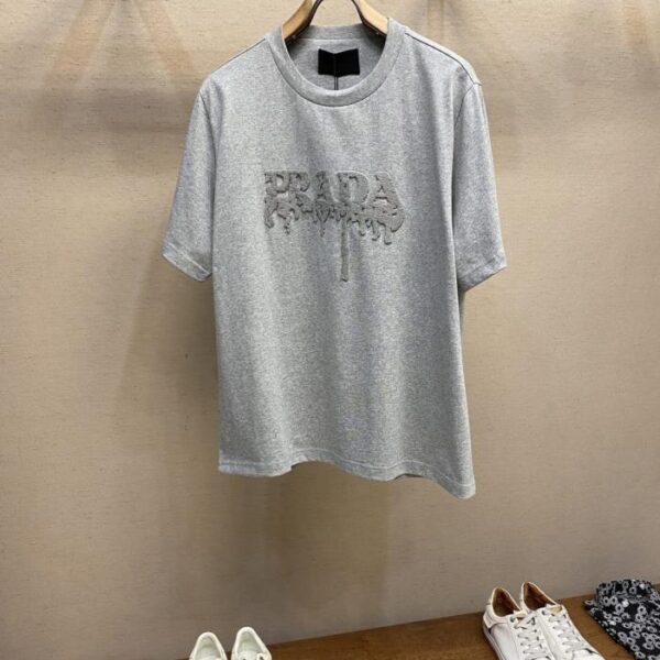 designer,replica,clothing,fake,1:1,lv,luxury,high quality Prada 3D Embossed Embroidered Cotton Short Sleeve T-Shirt (ICWO5)