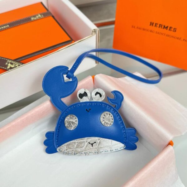 designer,replica,clothing,fake,1:1,lv,luxury,high quality Hermès crab pendant ️ bag pendant keychain pure hand-stitched lambskin + crocodile leather (ARJ0G)