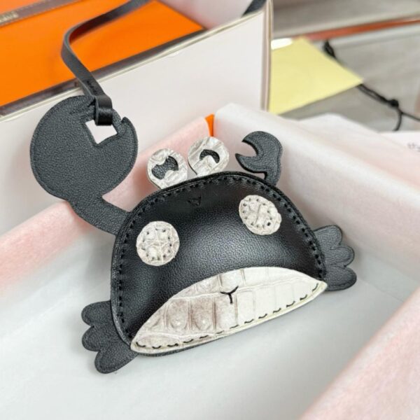 designer,replica,clothing,fake,1:1,lv,luxury,high quality Hermès crab pendant ️ bag pendant keychain pure hand-stitched lambskin + crocodile leather (UT90D)