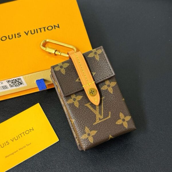 designer,replica,clothing,fake,1:1,lv,luxury,high quality New arrival ️Louis Vuitton vintage cigarette case pendant ️Can hold headphones, coins, car keys, cigarettes and other small items (X0LMU)