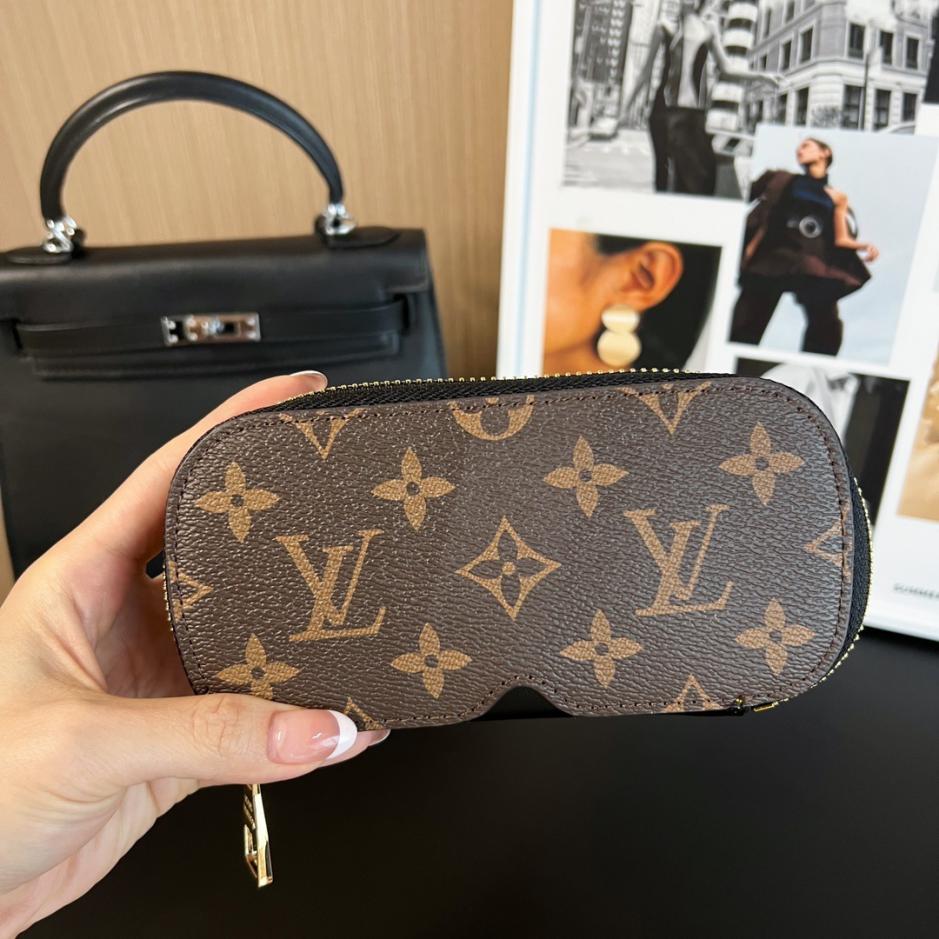designer,replica,clothing,fake,1:1,lv,luxury,high quality New arrival, 17 colors, large glasses case, Louis Vuitton new WOODY glasses case, sunglasses case code G10654 (MX74Y) designer,replica,clothing,fake,1:1,lv,luxury,high quality New arrival, 17 colors, large glasses case, Louis Vuitton new WOODY glasses case, sunglasses case code G10654 (MX74Y)