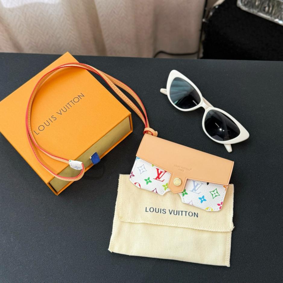 designer,replica,clothing,fake,1:1,lv,luxury,high quality New arrival 4-color LOUIS VUITTON new glasses bag (U6SB4) designer,replica,clothing,fake,1:1,lv,luxury,high quality New arrival 4-color LOUIS VUITTON new glasses bag (U6SB4)