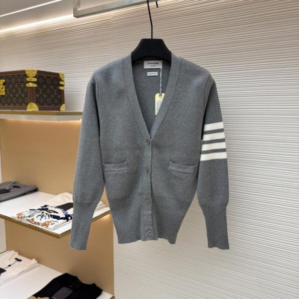designer,replica,clothing,fake,1:1,lv,luxury,high quality THOM BROWNE Four-bar V-neck Pocket Wool Cardigan (L729U)