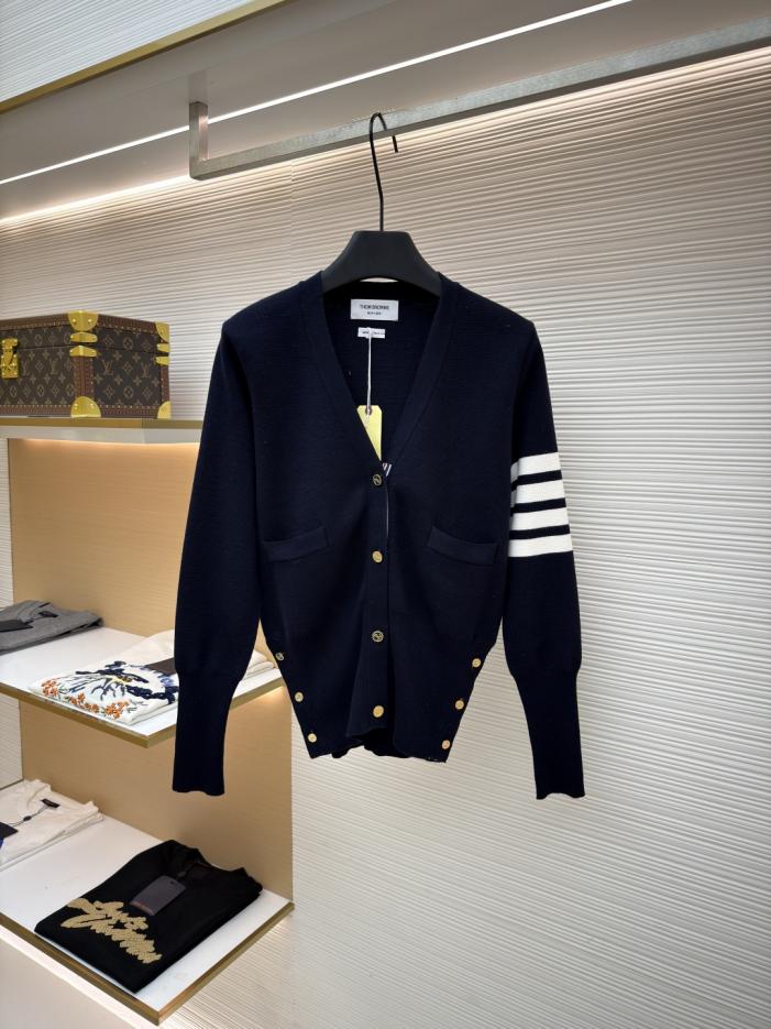 designer,replica,clothing,fake,1:1,lv,luxury,high quality THOM BROWNE Four-bar V-neck pocket wool cardigan (B1A9C) designer,replica,clothing,fake,1:1,lv,luxury,high quality THOM BROWNE Four-bar V-neck pocket wool cardigan (B1A9C)