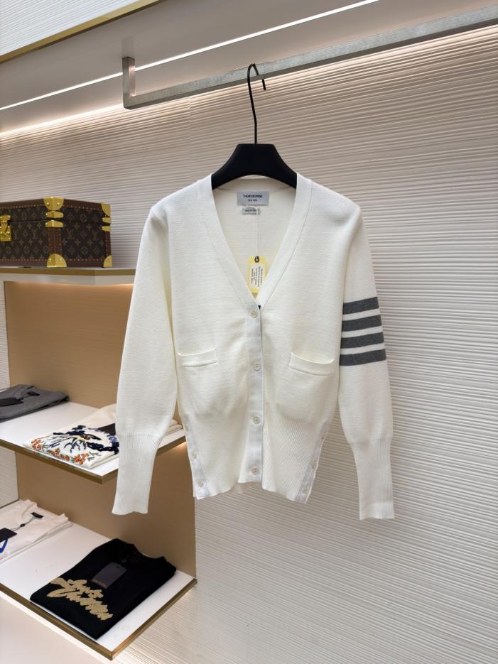 designer,replica,clothing,fake,1:1,lv,luxury,high quality THOM BROWNE Four-bar V-neck pocket wool cardigan (4WVI5) designer,replica,clothing,fake,1:1,lv,luxury,high quality THOM BROWNE Four-bar V-neck pocket wool cardigan (4WVI5)