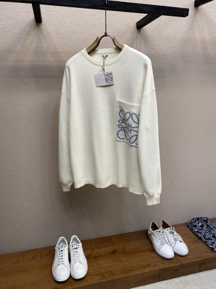 designer,replica,clothing,fake,1:1,lv,luxury,high quality Loewe Autumn/Winter New Logo Jacquard Pocket Pullover Round Neck Knitted Sweater (71J00) designer,replica,clothing,fake,1:1,lv,luxury,high quality Loewe Autumn/Winter New Logo Jacquard Pocket Pullover Round Neck Knitted Sweater (71J00)