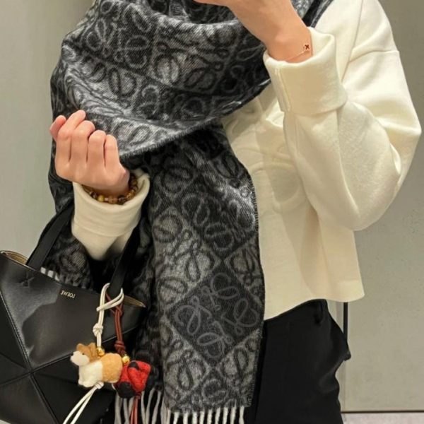 designer,replica,clothing,fake,1:1,lv,luxury,high quality Loewe double-faced wool and cashmere scarf with corner trim featuring an Anagram tufted embroidered logo (2F1R3)
