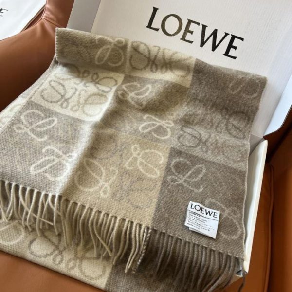 designer,replica,clothing,fake,1:1,lv,luxury,high quality Milk tea color Loewe double-sided checkerboard scarf, upgraded version with simple and elegant logo jacquard design (G0XFJ)