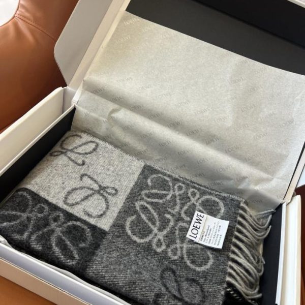 designer,replica,clothing,fake,1:1,lv,luxury,high quality Black and grey Loewe double-sided checkerboard scarf, upgraded version with simple and elegant logo jacquard pattern (N38T4)