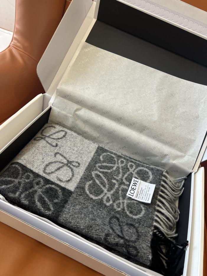 designer,replica,clothing,fake,1:1,lv,luxury,high quality Black and grey Loewe double-sided checkerboard scarf, upgraded version with simple and elegant logo jacquard pattern (N38T4) designer,replica,clothing,fake,1:1,lv,luxury,high quality Black and grey Loewe double-sided checkerboard scarf, upgraded version with simple and elegant logo jacquard pattern (N38T4)