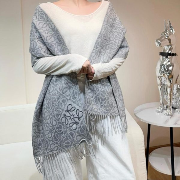 designer,replica,clothing,fake,1:1,lv,luxury,high quality Loewe High-Quality Five-Color Hand-Stitched Label Double-Sided Anagram Jacquard Pattern Milk Tea Color Scarf (CBCSZ)