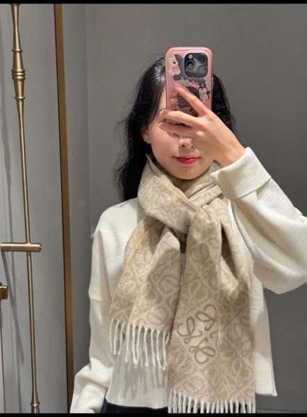 designer,replica,clothing,fake,1:1,lv,luxury,high quality Loewe’s newest scarf, a double-sided wool and cashmere scarf adorned with a two-tone Anagram jacquard pattern, in a milk tea color (7J5SK).