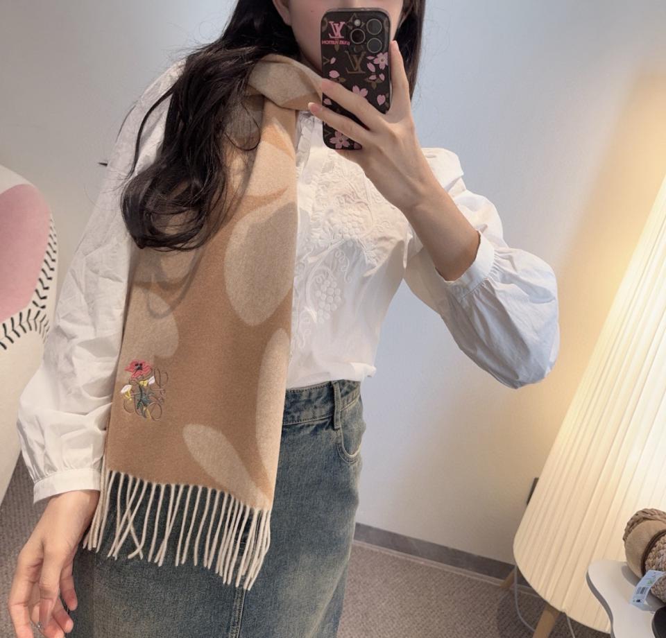 designer,replica,clothing,fake,1:1,lv,luxury,high quality Loewe’s gentle reversible scarf (TGKLA) designer,replica,clothing,fake,1:1,lv,luxury,high quality Loewe’s gentle reversible scarf (TGKLA)