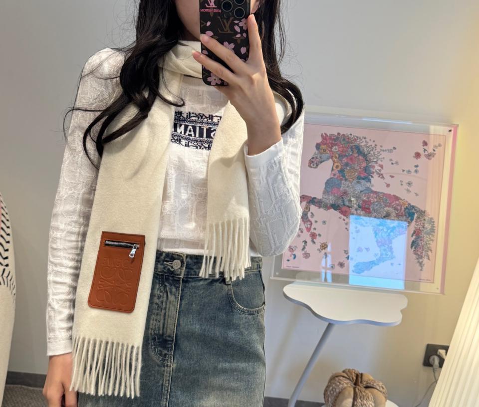 designer,replica,clothing,fake,1:1,lv,luxury,high quality Loewe’s gentle reversible scarf (SK6EB) designer,replica,clothing,fake,1:1,lv,luxury,high quality Loewe’s gentle reversible scarf (SK6EB)