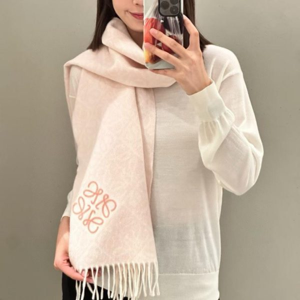 designer,replica,clothing,fake,1:1,lv,luxury,high quality Loewe’s new double-faced wool and cashmere scarf features a two-tone check Anagram jacquard pattern (DGD0Q).